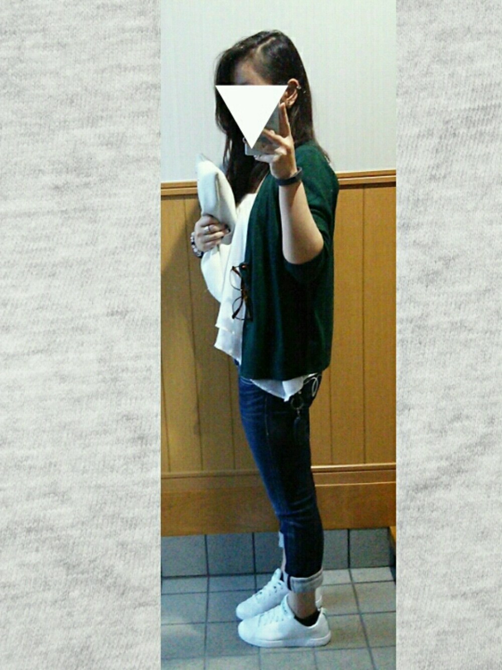 グリーン系のトップス、ブルー系のデニムパンツ、ホワイト系のトップスを着用したレディースの秋コーディネートの1枚目の写真