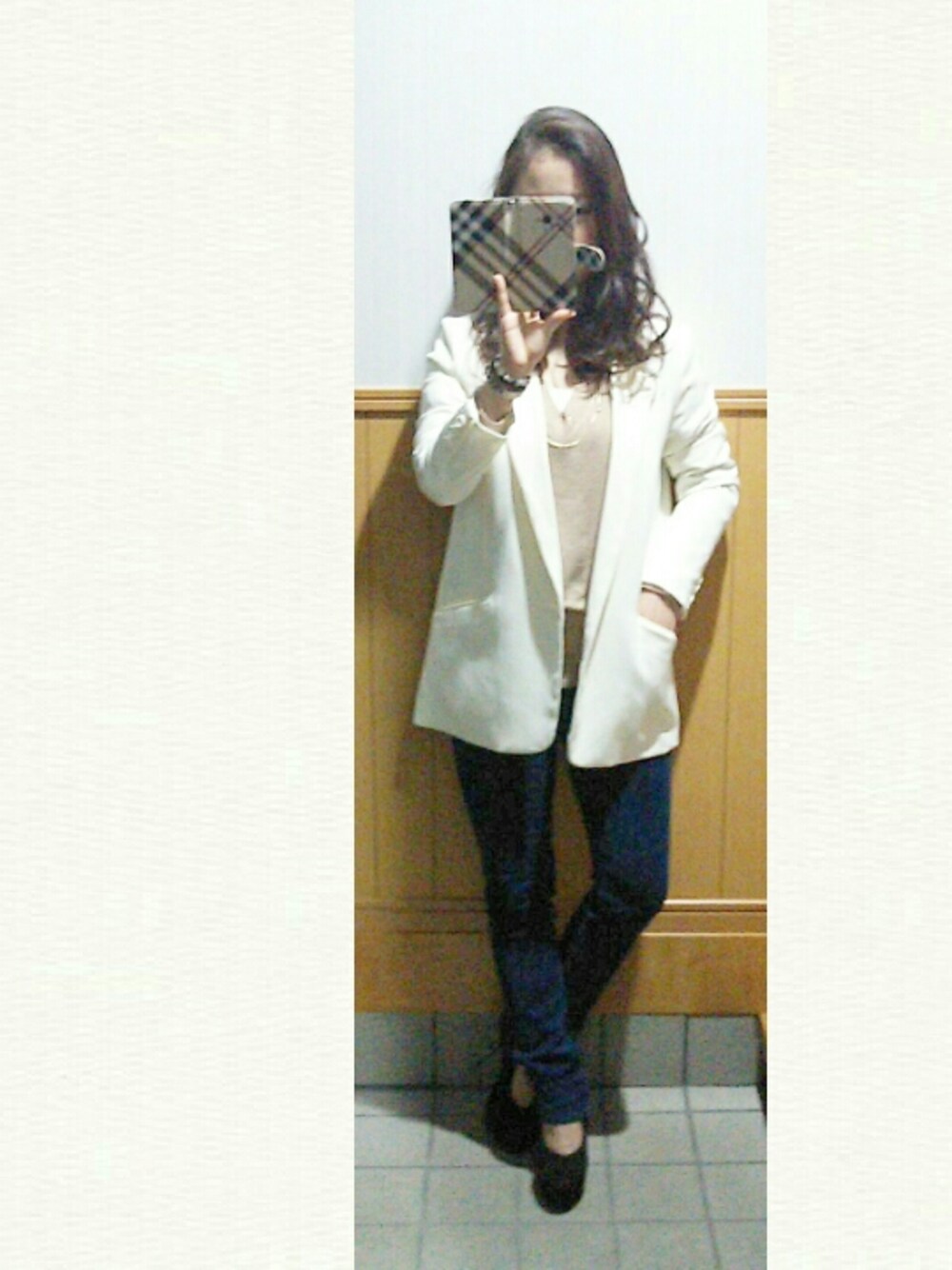 ホワイト系のテーラードジャケット、ブラック系のパンプス、ゴールド系のネックレスを着用したレディースの秋コーディネートの1枚目の写真