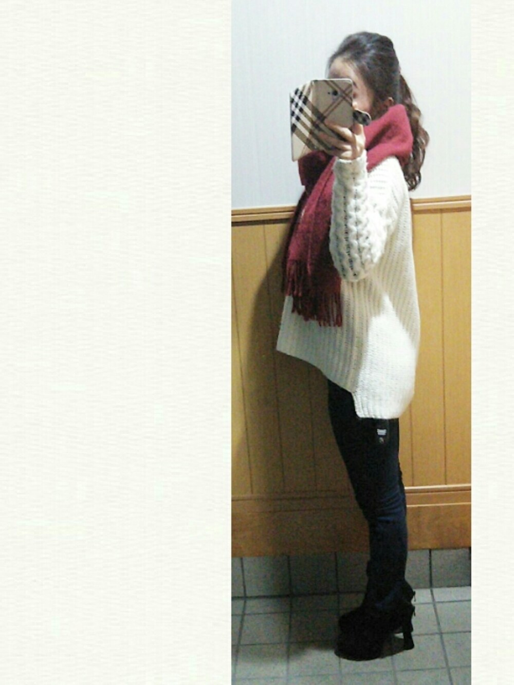 ホワイト系のニット/セーター、レッド系のマフラーを着用したレディースの冬コーディネートの1枚目の写真