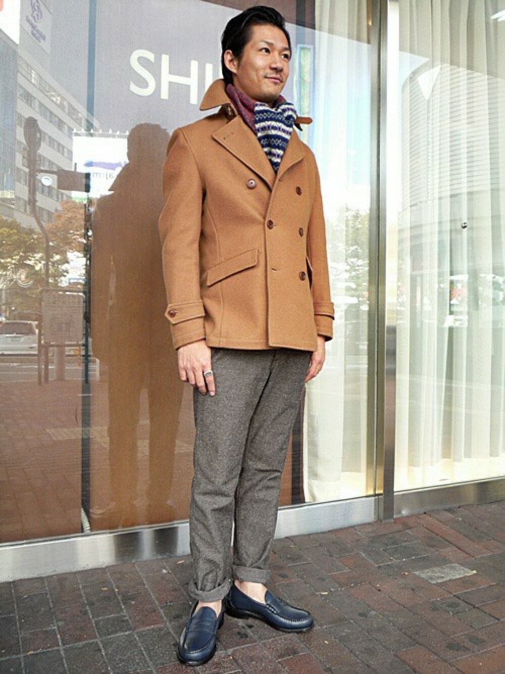 ベージュ系のピーコート、ブラウン系のスラックス、ブルー系のローファーを着用したメンズの秋コーディネートの1枚目の写真