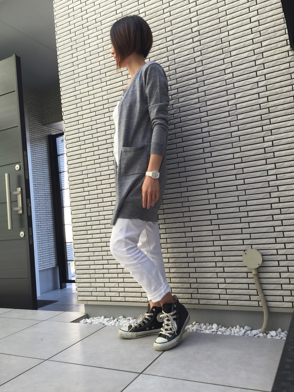 ホワイト系のTシャツ/カットソー、ホワイト系のデニムパンツ、グレー系のカーディガン/ボレロを着用したレディースの秋コーディネートの1枚目の写真