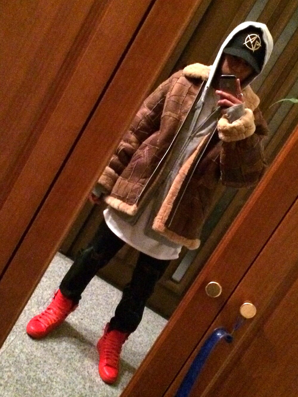 「G-DRAGON、空港ファッション、24karats、リメイク、真っ赤の靴」｜「24karatsのアイテム（キャップ、ブラック系）」を使った、みすけさん（メンズ・165cm）の冬コーディネートの1枚目の写真
