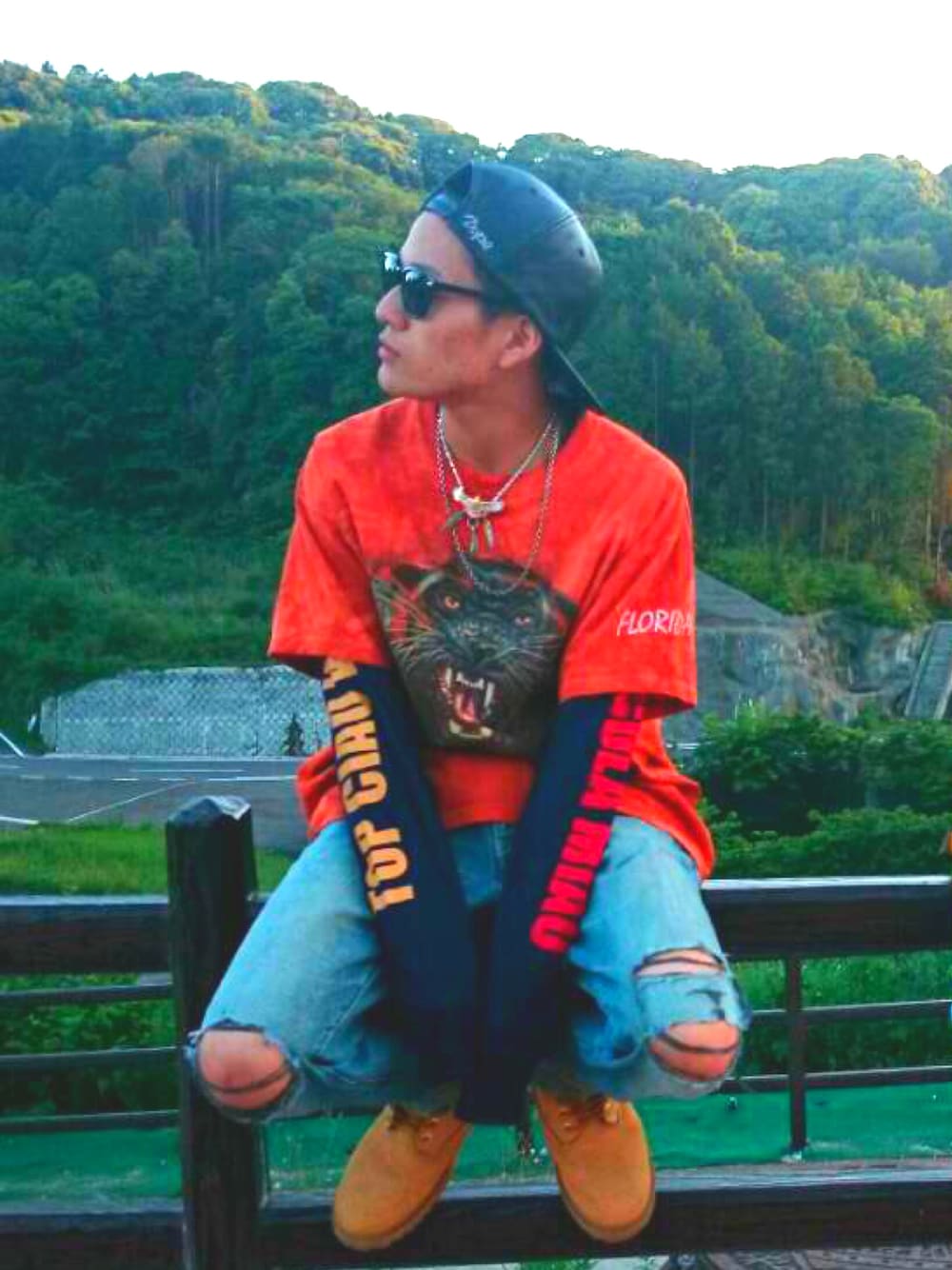 「公園、アスレチック、鬼ご、久々、黒豹」｜「古着屋のアイテム（Tシャツ/カットソー、オレンジ系）」を使った、みすけさん（メンズ・165cm）の春コーディネートの1枚目の写真