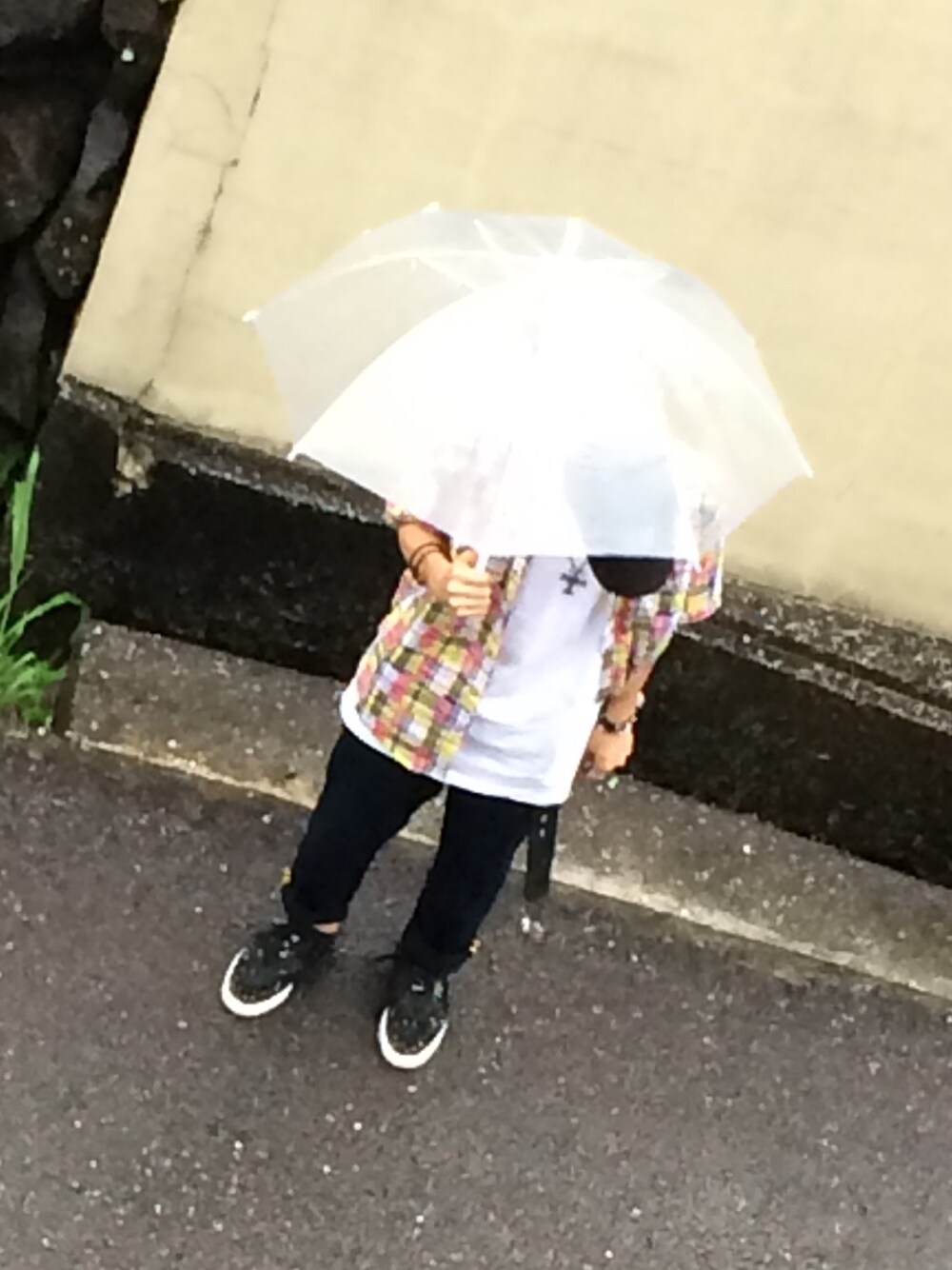 「色んな感情、夏、チェックシャツ色、珍しい格好、気に入ったかも」｜「PUMAのアイテム（スニーカー、ブラック系）」を使った、みすけさん（メンズ・165cm）の夏コーディネートの1枚目の写真