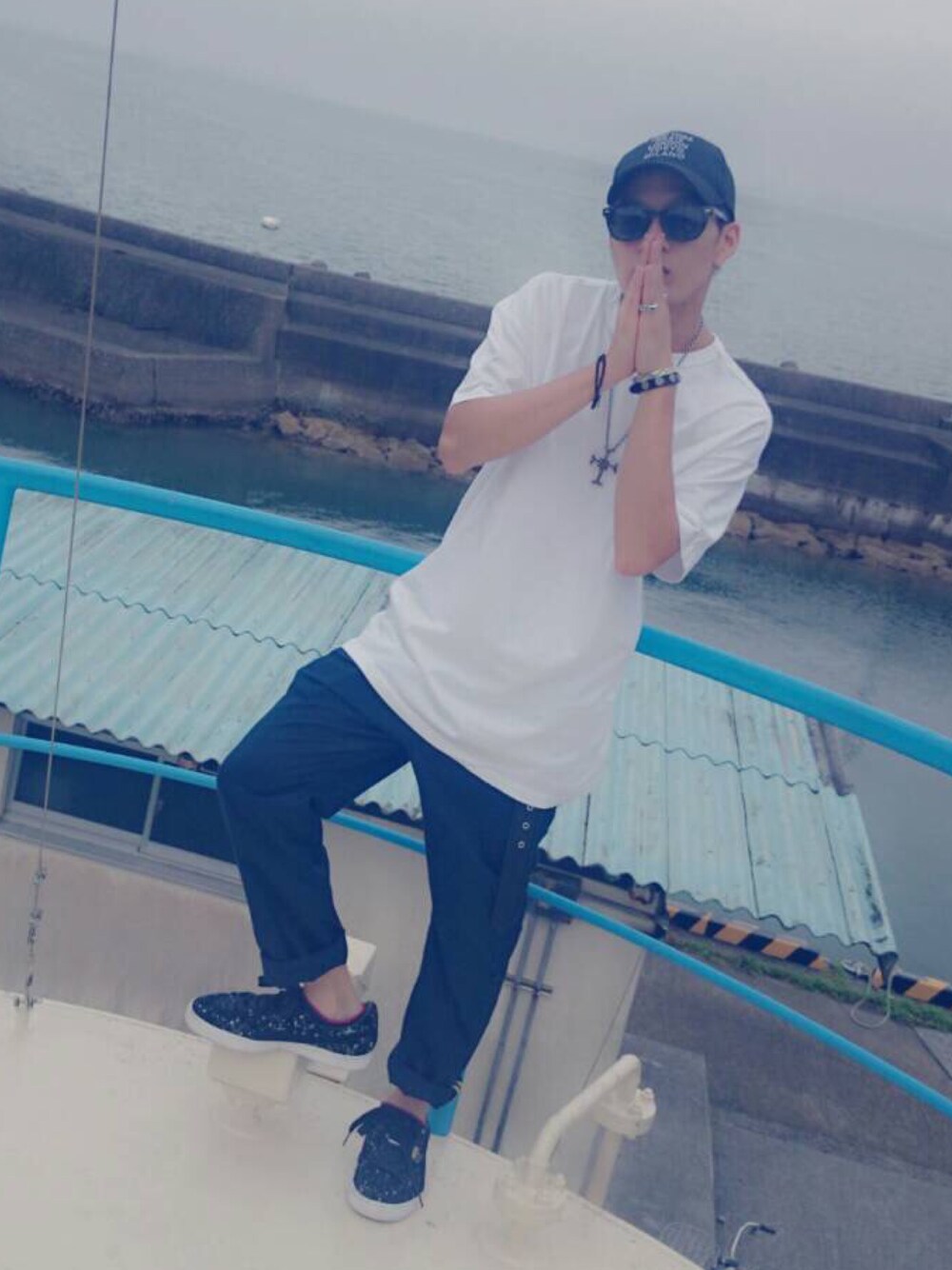 「リメイク、Tシャツ、裏の字、どシンプル、グラサン」｜「H&Mのアイテム（Tシャツ/カットソー、ホワイト系）」を使った、みすけさん（メンズ・165cm）の夏コーディネートの1枚目の写真