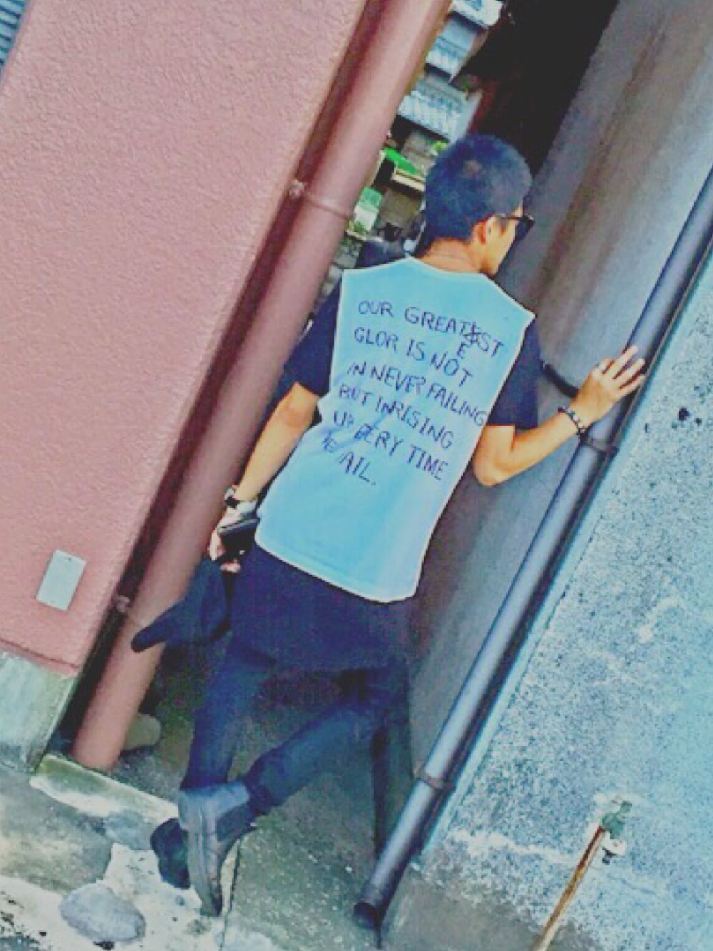 「リメイク、スカート風、カラーレンズ、サングラス」｜「Re:makeのアイテム（Tシャツ/カットソー、ホワイト系）」を使った、みすけさん（メンズ・165cm）の夏コーディネートの1枚目の写真