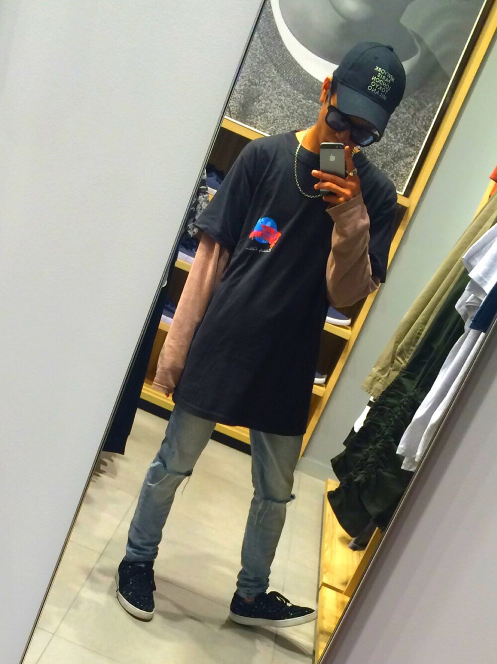 「臣くんコーデ、長袖、長め、カラーレンズ、キャップ」｜「シルベスタ・スタローンのアイテム（Tシャツ/カットソー、ブラック系）」を使った、みすけさん（メンズ・165cm）の夏コーディネートの1枚目の写真