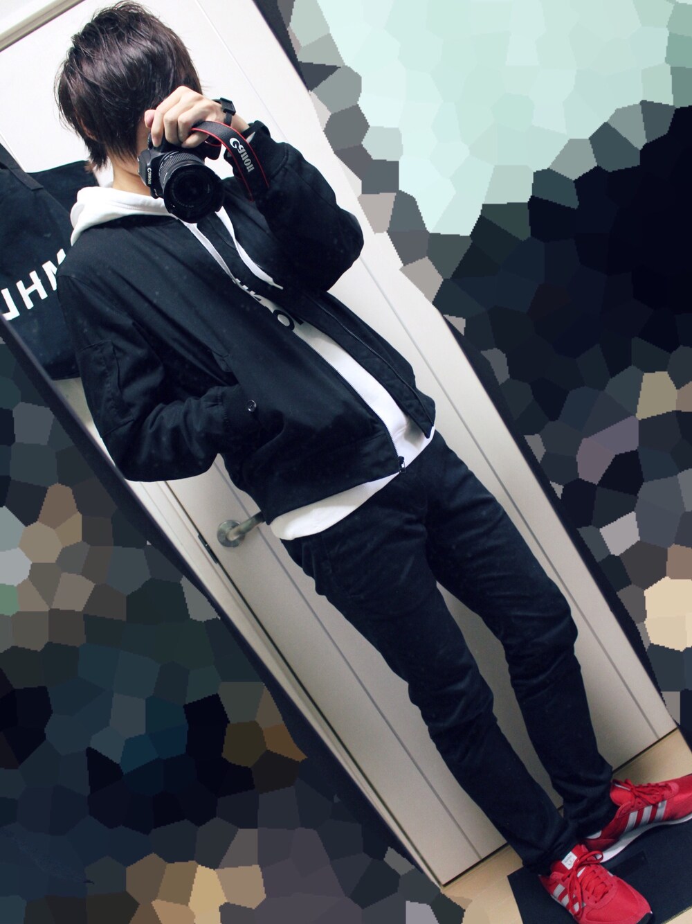 「秋のコーデ、冬、カジュアル、スキニー、スニーカー、黒、UNIQLO、パーカー、adidas、シンプル」｜「adidas Originalsのアイテム（パーカー、ホワイト系）」を使った、まもるさん（メンズ・182cm）の秋コーディネートの1枚目の写真