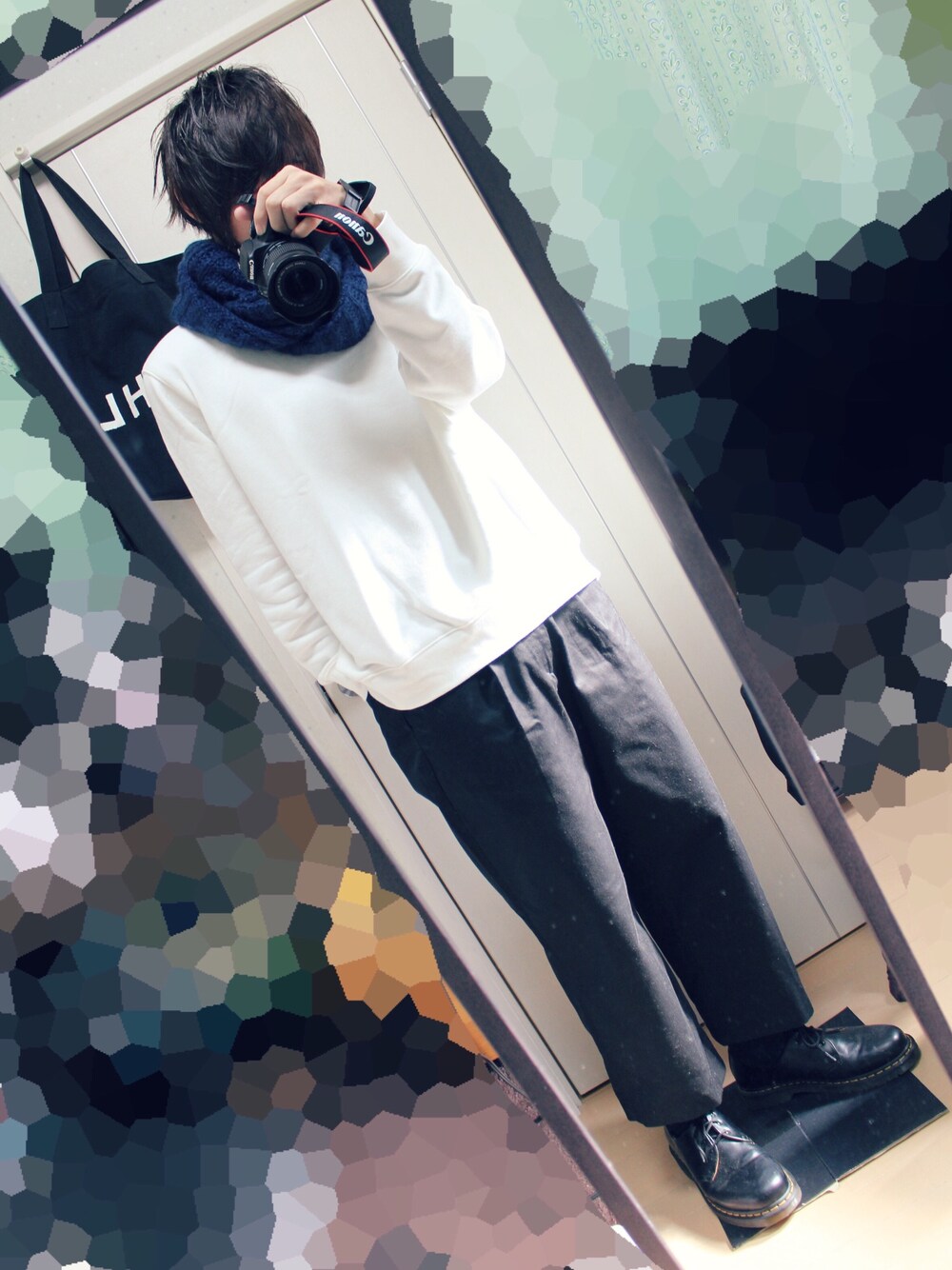 「シンプル、休日スタイル、冬コーデ、革靴、ユニクロ、ドクターマーチン、オーバーサイズ、ワイドパンツ、スウェット、きれいめカジュアル」｜「WEGOのWEGO/プレーンスヌード（ストール/ショール、ブルー系）」を使った、まもるさん（メンズ・182cm）の秋コーディネートの1枚目の写真