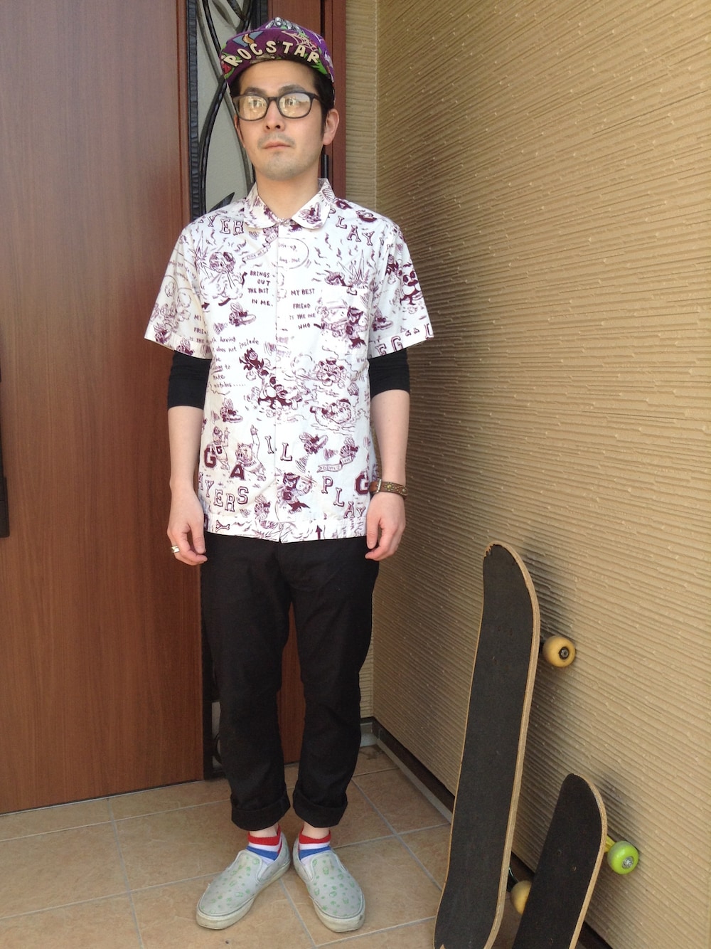 「VANS、スキニー、UNIQLO、SASQUATCHfabrix、スリッポン、HTC、lucien pellat-finet、ROCSTER、goosebumps、INHOMEOUT」｜「INHOMEOUTのgoosebumps柄ROCSTER×INHOMEOUTキャップ（キャップ、パープル系）」を使った、ひろしさん（メンズ・165cm）の春コーディネートの1枚目の写真