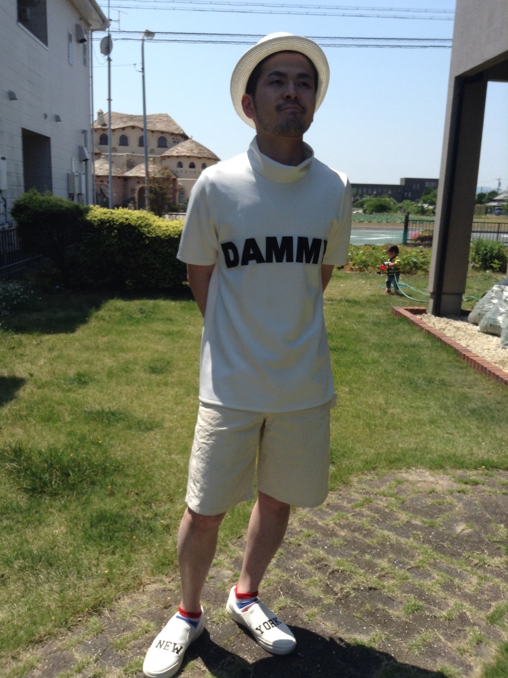 「Tシャツ、newyork、スリッポン、ホワイトデニム、オールホワイト、白いスニーカー、くるぶしソックス、麦わら帽子、DAMMY、WEARBOOKエントリー」｜「POINTERのデニムショートパンツ（デニムパンツ、ホワイト系）」を使った、ひろしさん（メンズ・165cm）の春コーディネートの1枚目の写真