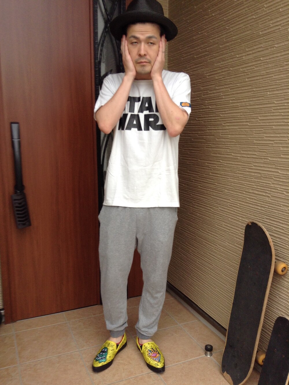 グレー系のその他パンツ、グリーン系のスニーカー、ブラック系のハットを着用したメンズの夏コーディネートの1枚目の写真