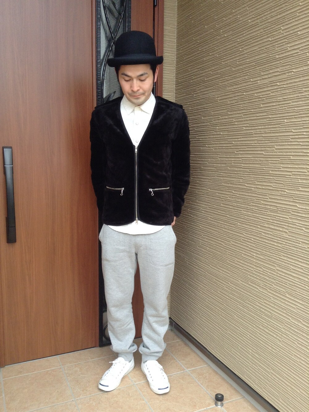ホワイト系のスニーカー、グレー系のパンツ、ブラック系のハットを着用したメンズの春コーディネートの1枚目の写真