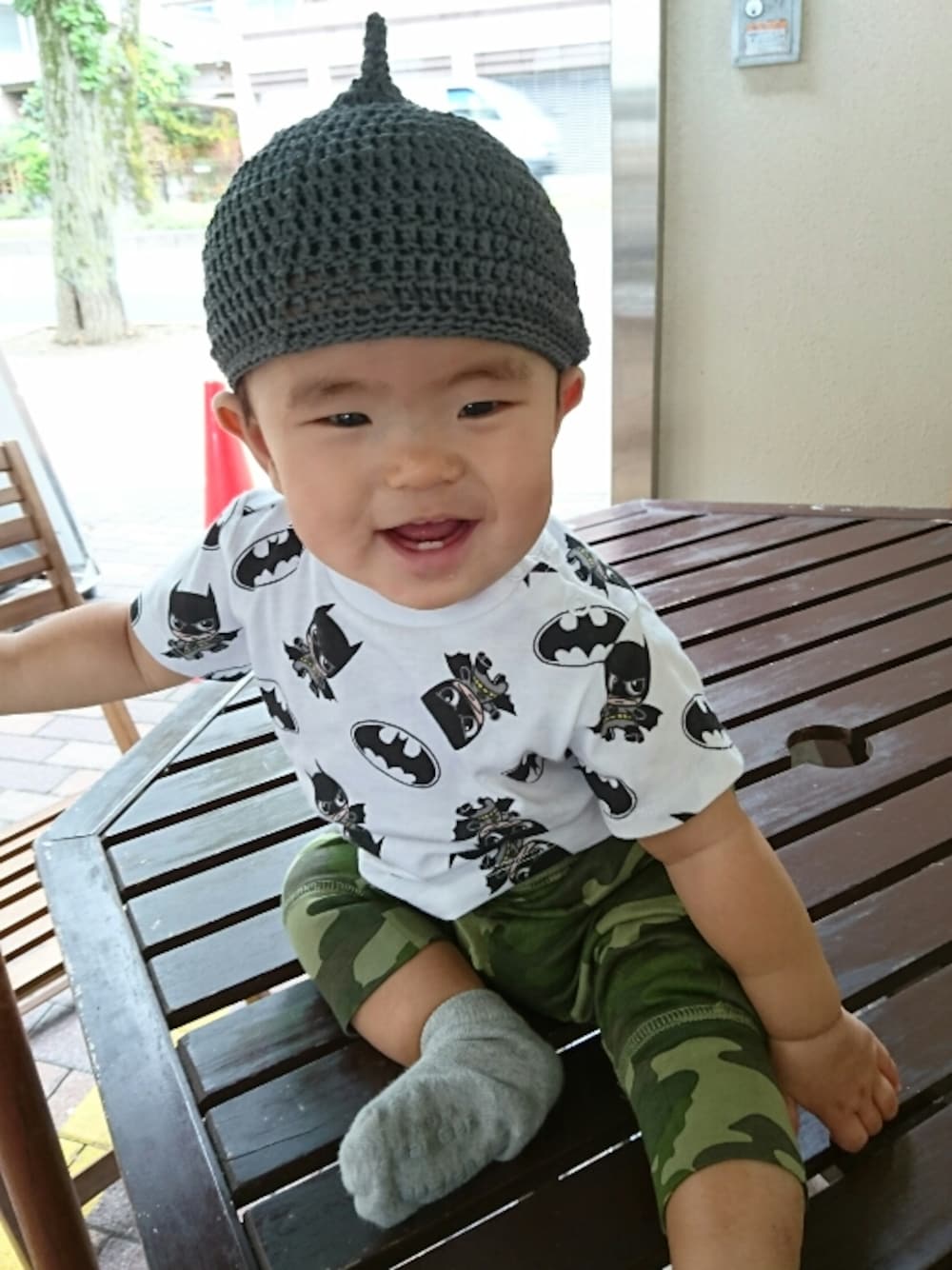 ホワイト系のTシャツ/カットソー、グリーン系のパンツ、グレー系の帽子を着用したキッズの秋コーディネートの1枚目の写真