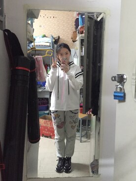 「SKECHERS（スケッチャーズ）のアイテム（スニーカー、ブラック系）」を使った、小奶牛阿さん（レディース）の春コーディネート