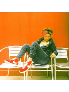 「アイテム（アクセサリー、パープル系）」を使った、James Yumi Esakiさん（レディース・157cm）の秋コーディネート