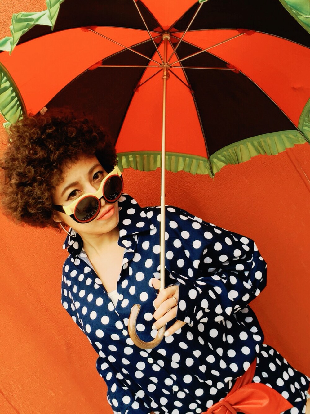 「cocoandbreezy、サングラス、ドット、シャツ、ネイビー、スパイラルパーマ、James、NAGOYA 、レトロ」｜「cocoandbreezyのアイテム（サングラス、イエロー系）」を使った、James Yumi Esakiさん（レディース・157cm）の冬コーディネートの1枚目の写真