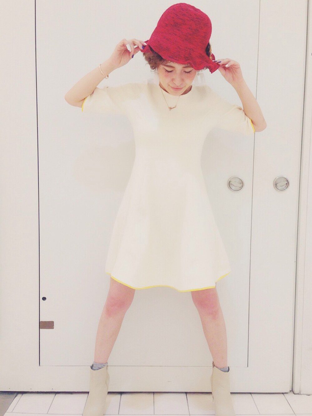 「popupshop、James、ワンピース、NAGOYA 、名古屋、parco、セレクトショップ、白ワンピース、白、ハット」｜「jeshのアイテム（ワンピース、ホワイト系）」を使った、James Yumi Esakiさん（レディース・157cm）の冬コーディネートの1枚目の写真
