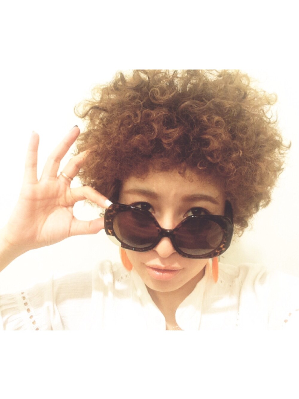 「サングラス、James、べっ甲、セレクトショップ、めがね、アフロ、ヘアースタイル、スパイラルパーマ、名古屋、60’s」｜「Jamesのアイテム（サングラス、ブラウン系）」を使った、James Yumi Esakiさん（レディース・157cm）の冬コーディネートの1枚目の写真