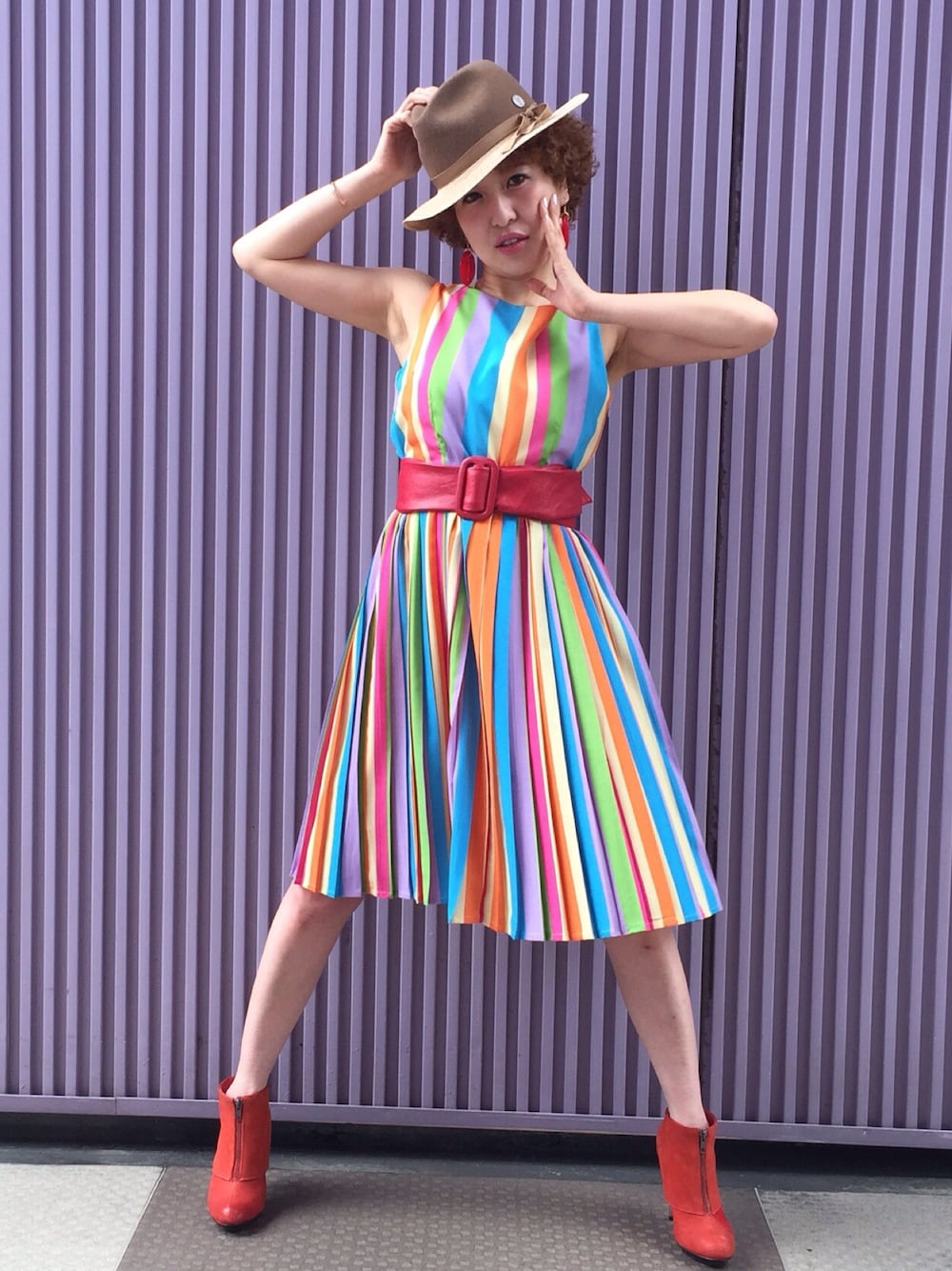 「James、カラフル、レトロ、70's、60’s、ワンピース、スパイラルパーマ、ロンドン、名古屋、セレクトショップ」｜「FEVERのアイテム（ワンピース、オレンジ系）」を使った、James Yumi Esakiさん（レディース・157cm）の春コーディネートの1枚目の写真