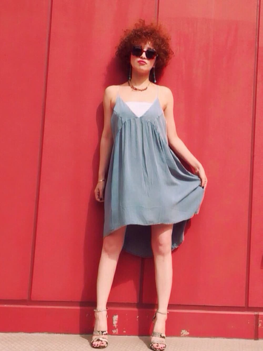 「ヘアースタイル、スパイラルパーマ、インポート、ワンピース、シャネル、パーマ、セレクトショップ」｜「LAのアイテム（ワンピース、ブルー系）」を使った、James Yumi Esakiさん（レディース・157cm）の春コーディネートの1枚目の写真