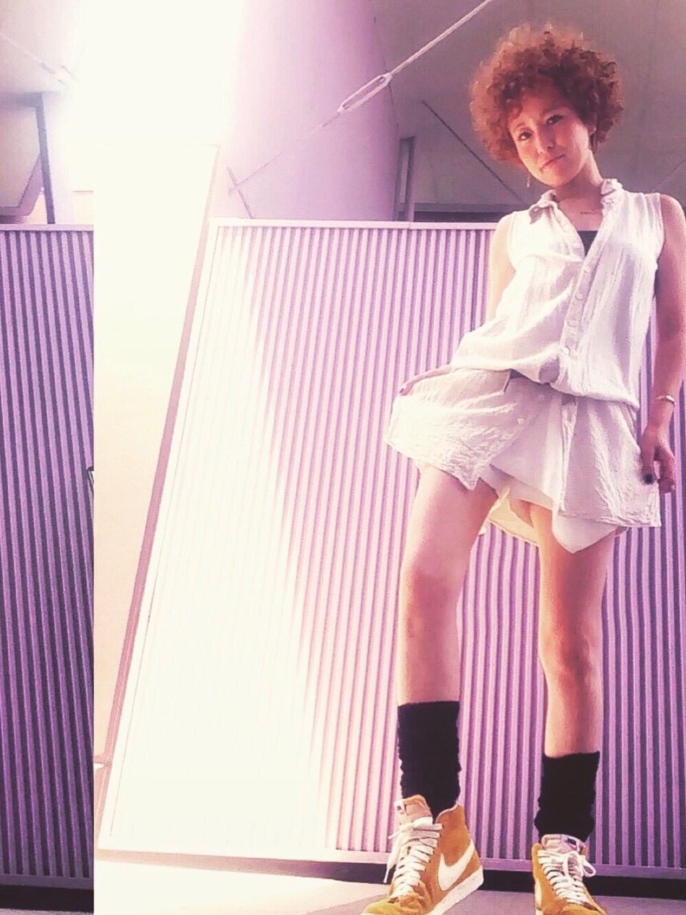 「American Apparel、NIKE、シャツワンピ、アフロ、夏コーデ、シンプル、James、ワンピース」｜「manicmondayのアイテム（シャツワンピース、ベージュ系）」を使った、James Yumi Esakiさん（レディース・157cm）の春コーディネートの1枚目の写真