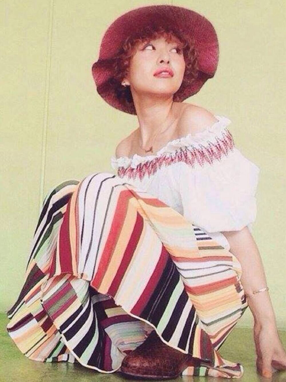 「スカーチョ、カラフル、ボヘミアン、ハット、夏、ootd、大人カジュアル、白、ヘアースタイル、セレクトショップ」｜「Jamesのアイテム（その他パンツ、イエロー系）」を使った、James Yumi Esakiさん（レディース・157cm）の夏コーディネートの1枚目の写真