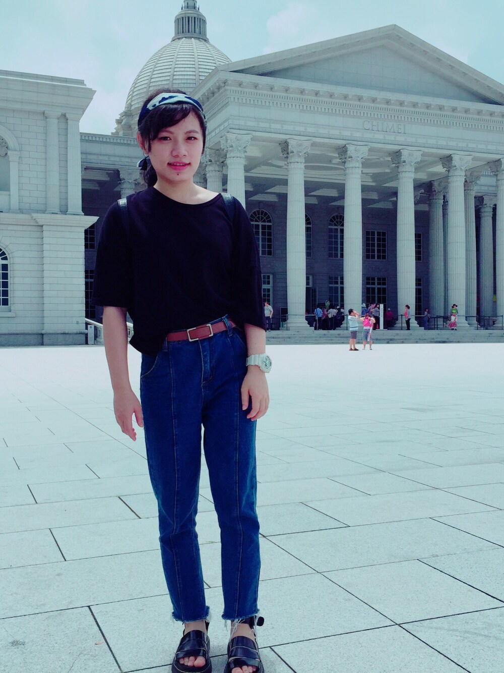 「black and blue、復古、高腰褲、denim、ootd」｜「Vivienne Westwoodのアイテム（バンダナ/スカーフ、ブルー系）」を使った、Camille.Luさん（レディース・157cm）の夏コーディネートの1枚目の写真