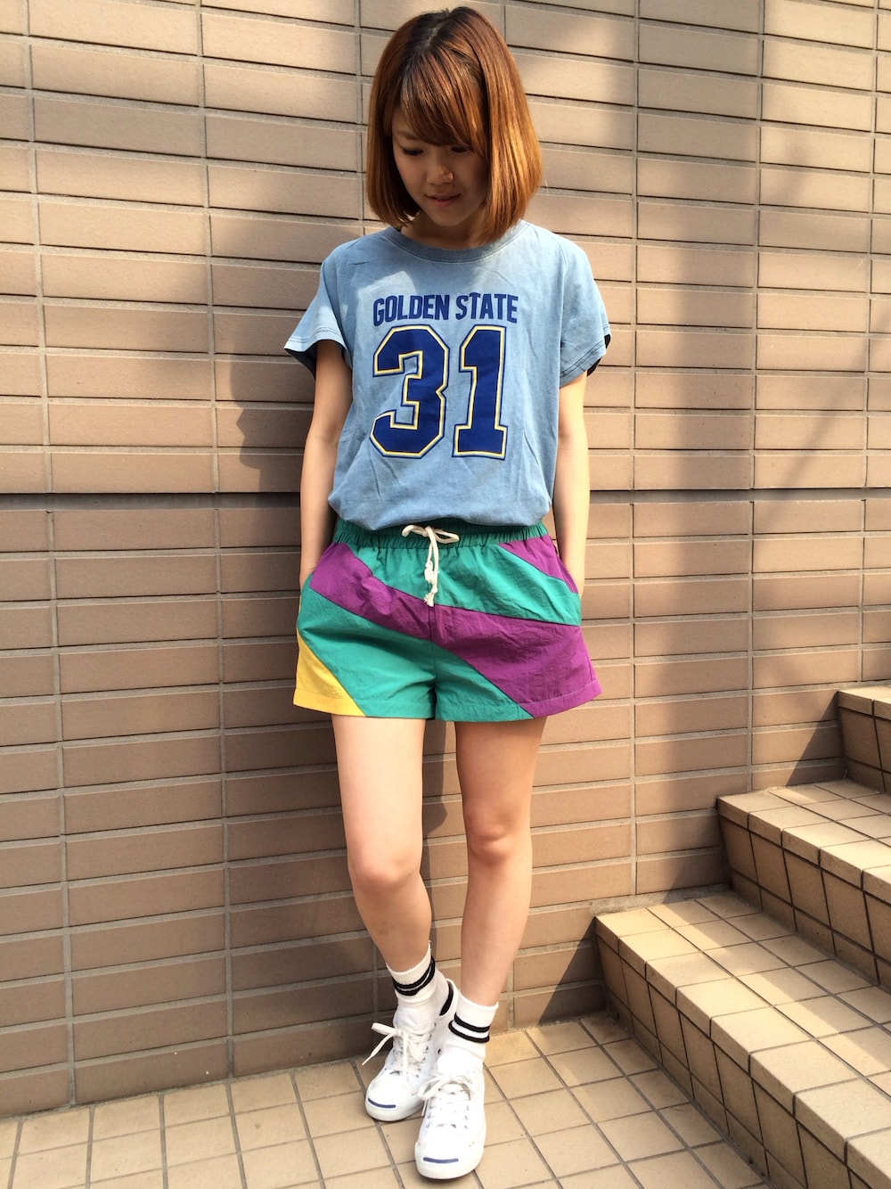 「ショートパンツ、ナンバリング、カラフル、Factor=、ジャックパーセル、スポーティ、ナンバーTシャツ、ロングTシャツ」｜「Factor=のFactor= インディゴ染めナンバープリントＴシャツワンピ（チュニック、ブルー系）」を使った、Nakamuraさん（レディース・156cm）の春コーディネートの1枚目の写真