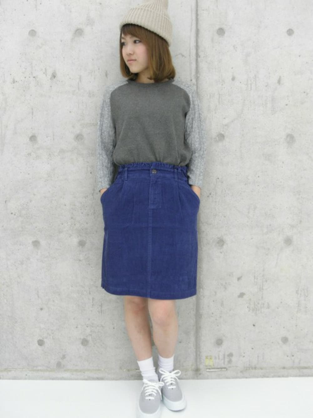「タイトスカート、ニットワッチ、Factor=、白ソックス、コーデュロイスカート、ラグランTシャツ、スキッドグリップ」｜「Factor=のFactor= ケーブルラグランプルオーバー（ニット/セーター、グレー系）」を使った、Nakamuraさん（レディース・156cm）の秋コーディネートの1枚目の写真
