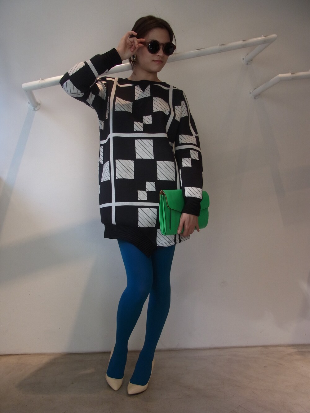 「ボンディング、ジオメトリック、 差し色」｜「Geometric print bonding dress（チュニック、ブラック系）」を使った、eyeRONIMさん（レディース・162cm）の冬コーディネートの1枚目の写真