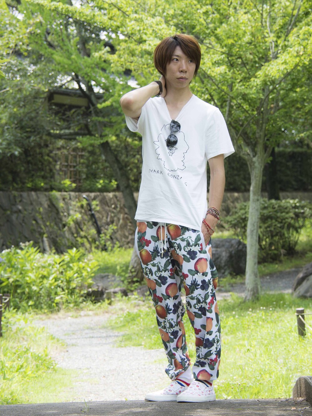 ホワイト系のTシャツ/カットソー、ホワイト系のモカシン/デッキシューズ、ホワイト系のその他パンツを着用したメンズの夏コーディネートの1枚目の写真