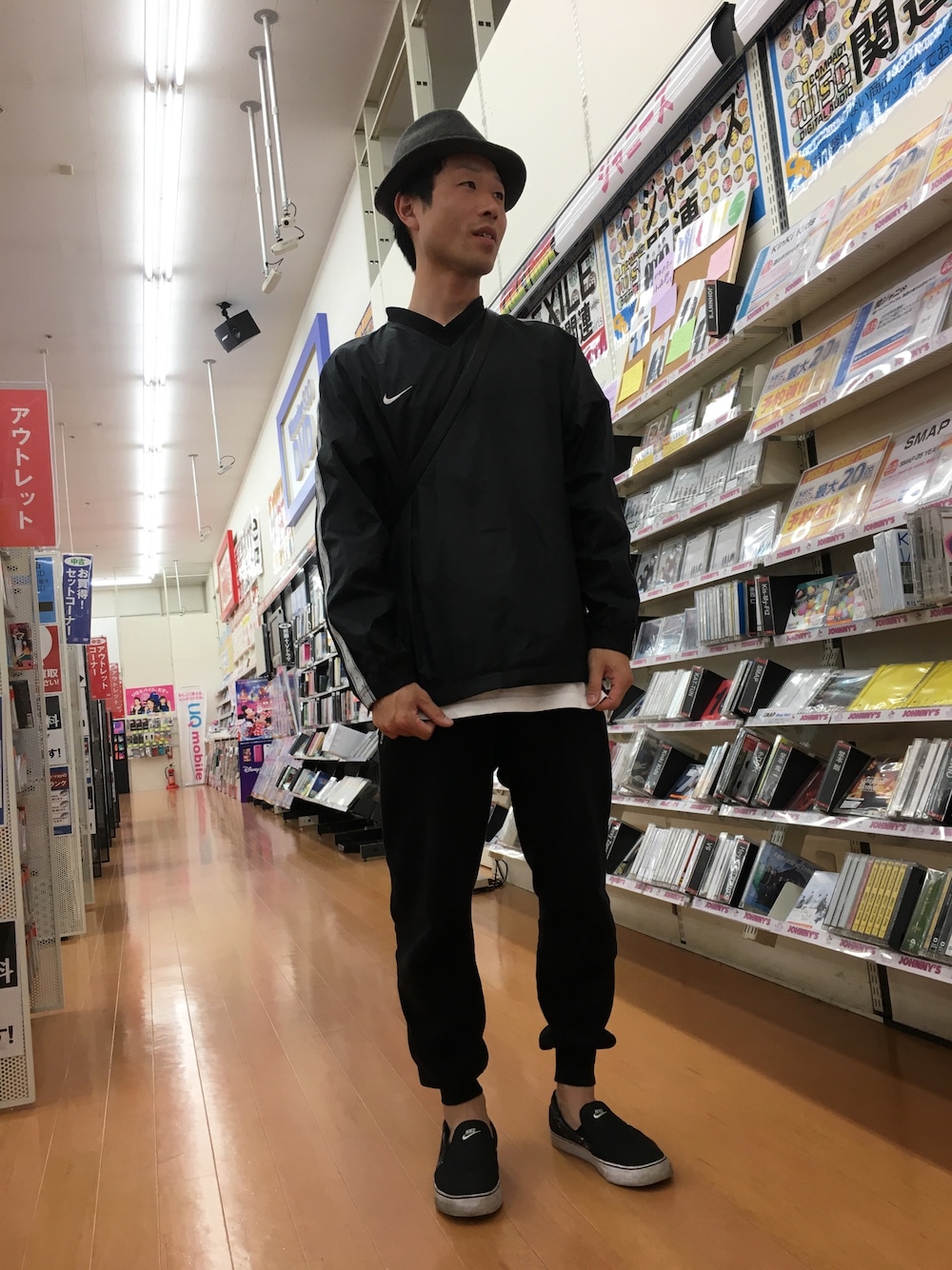 「Dhyanaのアイテム（ハット、グレー系）」を使った、Yuji Araiさん（メンズ・173cm）の秋コーディネートの1枚目の写真