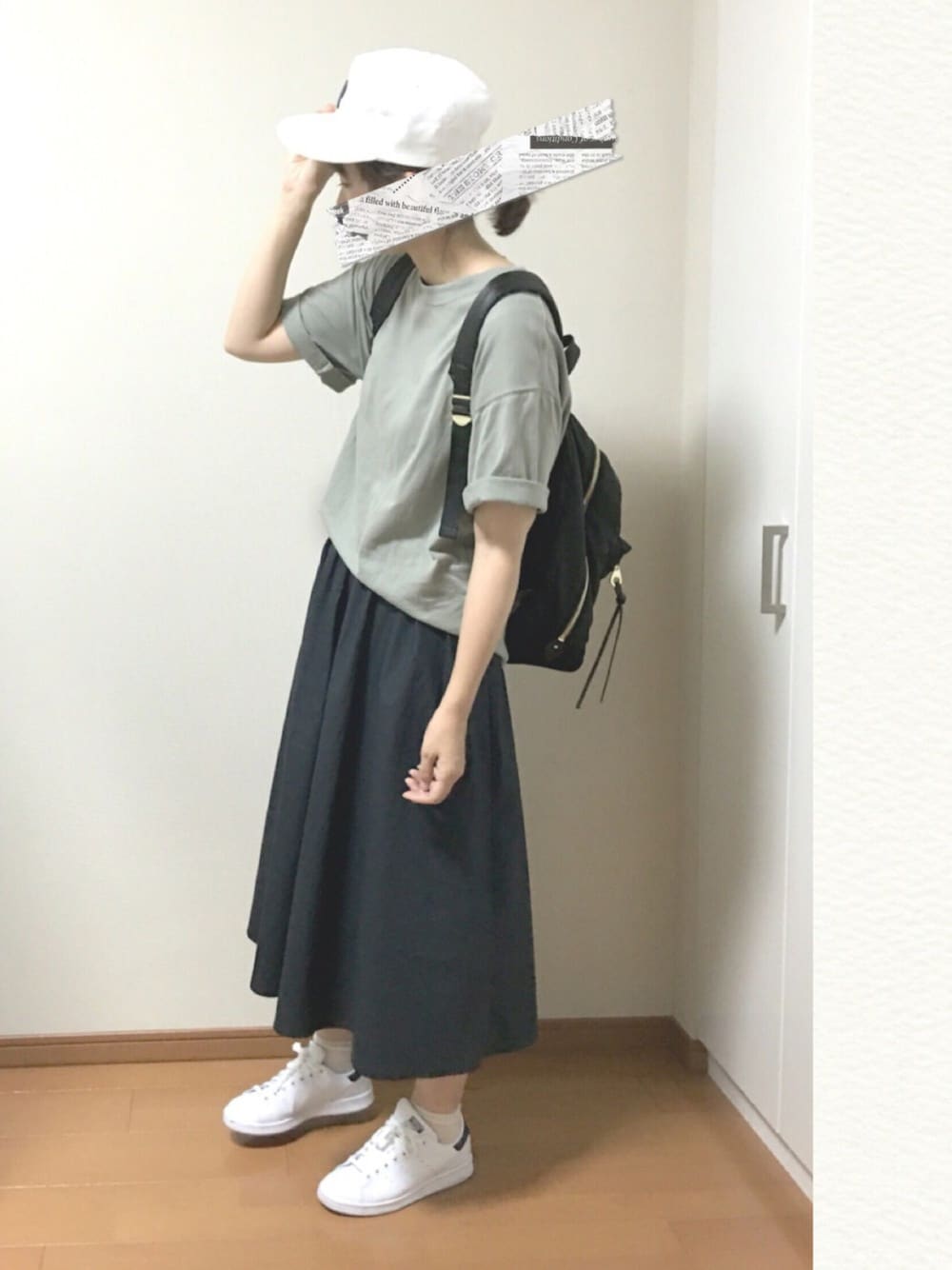 「スカート、カーキ、ネイビー、スニーカー、キャップ、リュック、夏、シンプル、ゆるコーデ」｜「adidasのadidas アディダス STAN SMITH スタンスミス M20325 ABC-MART限定 RWHI/RWHI/NEWNAV        （スニーカー、ホワイト系）」を使った、ちーゆーさん（レディース・165cm）の夏コーディネートの1枚目の写真