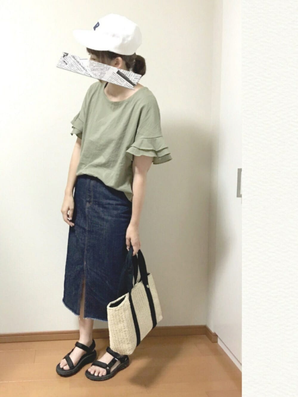 「デニムスカート、サンダル、teva、かごバッグ、キャップ、タイトスカート、シンプル、夏コーデ」｜「AZUL by moussyのフロントスリットデニムミディスカート（デニムスカート、ブルー系）」を使った、ちーゆーさん（レディース・165cm）の夏コーディネートの1枚目の写真