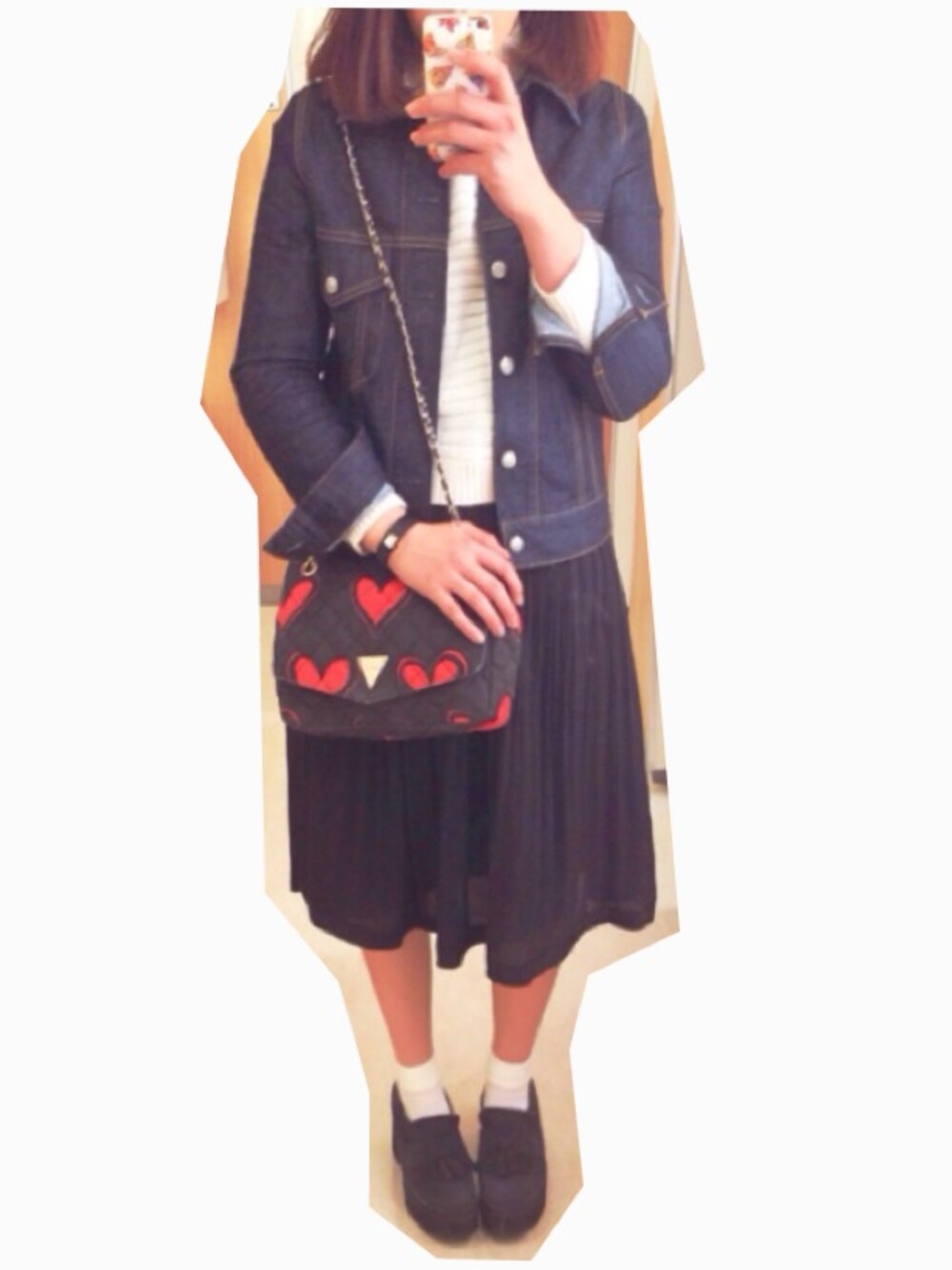 「moussy、デニムジャケット、LOWRYS FARM、プリーツスカート、JOYRICH、チェーンバッグ、jouetie」｜「靴下屋のアイテム（ソックス/靴下、ホワイト系）」を使った、サトミさん（レディース・157cm）の秋コーディネートの1枚目の写真