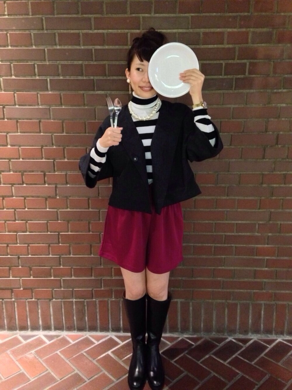 ピンク系のその他パンツ、その他のニット/セーター、グレー系のノーカラージャケットを着用したレディースの秋コーディネートの1枚目の写真