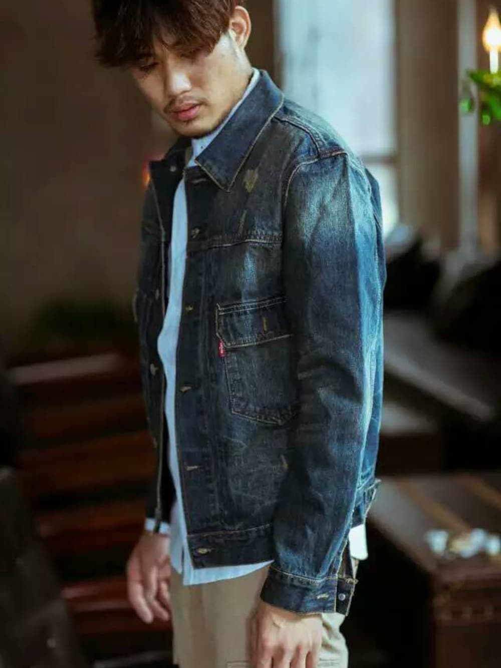 「Levi'sのアイテム（デニムジャケット、ブルー系）」を使った、毛多半鹿さん（メンズ・179cm）の秋コーディネートの1枚目の写真