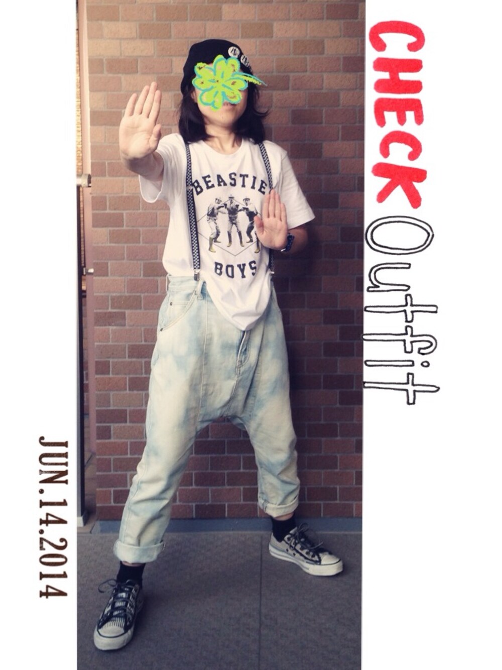 ブルー系のデニムパンツ、その他のスニーカー、ホワイト系のTシャツ/カットソーを着用したレディースの夏コーディネートの1枚目の写真