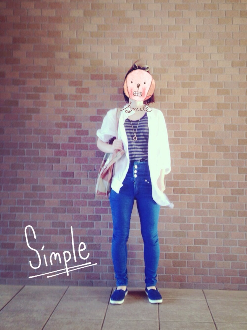 ブルー系のデニムパンツ、ホワイト系のシャツ/ブラウス、ブルー系のスニーカーを着用したレディースの夏コーディネートの1枚目の写真