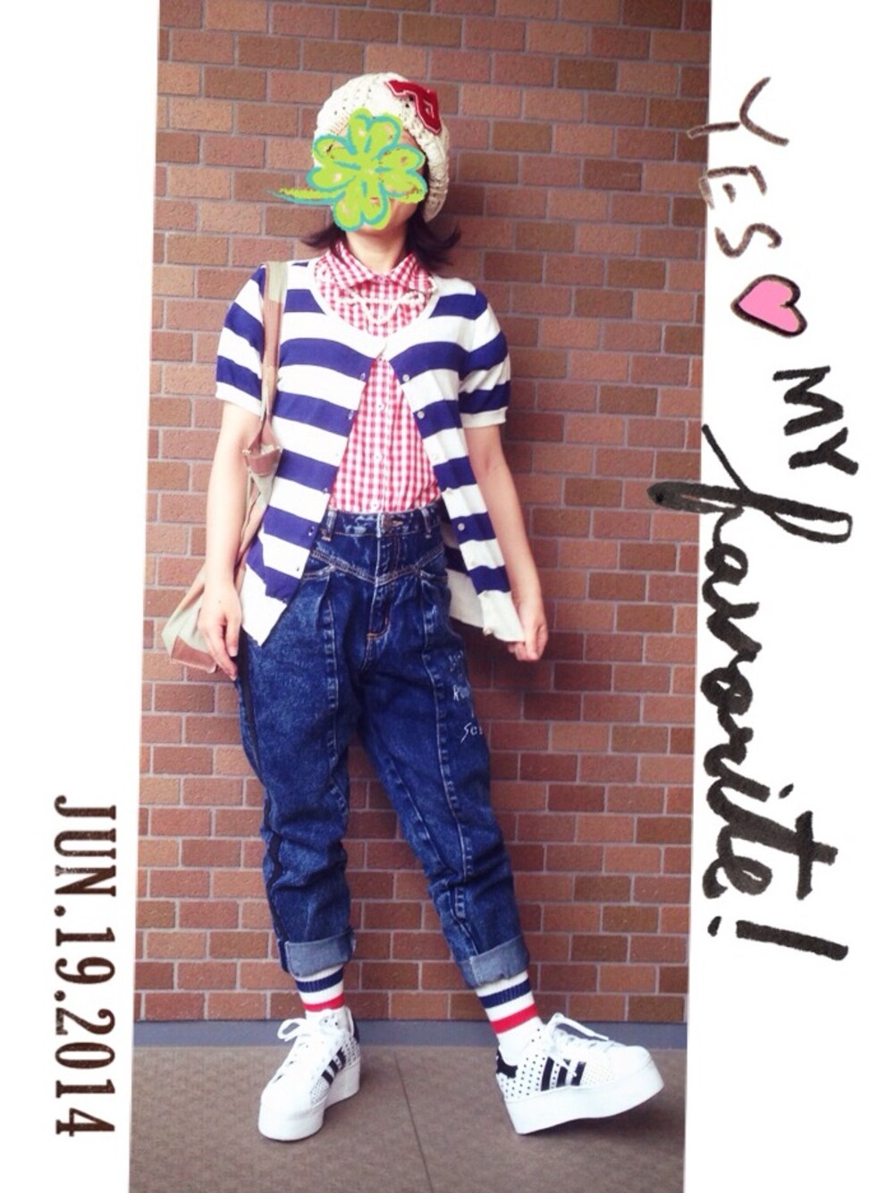 ブルー系のカーディガン/ボレロ、ブルー系のデニムパンツ、レッド系のシャツ/ブラウスを着用したレディースの夏コーディネートの1枚目の写真