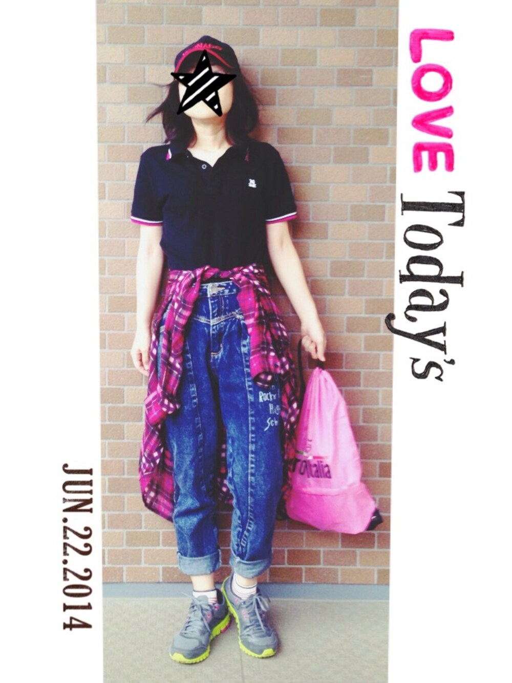 ブルー系のデニムパンツ、ブラック系のポロシャツ、ピンク系のシャツ/ブラウスを着用したレディースの夏コーディネートの1枚目の写真