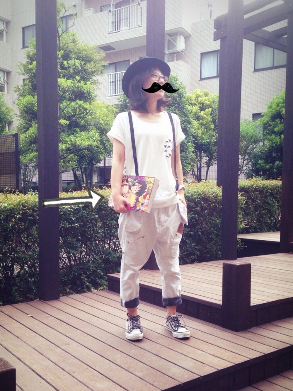 ホワイト系のTシャツ/カットソー、グレー系のその他パンツ、その他のスニーカーを着用したレディースの夏コーディネートの1枚目の写真