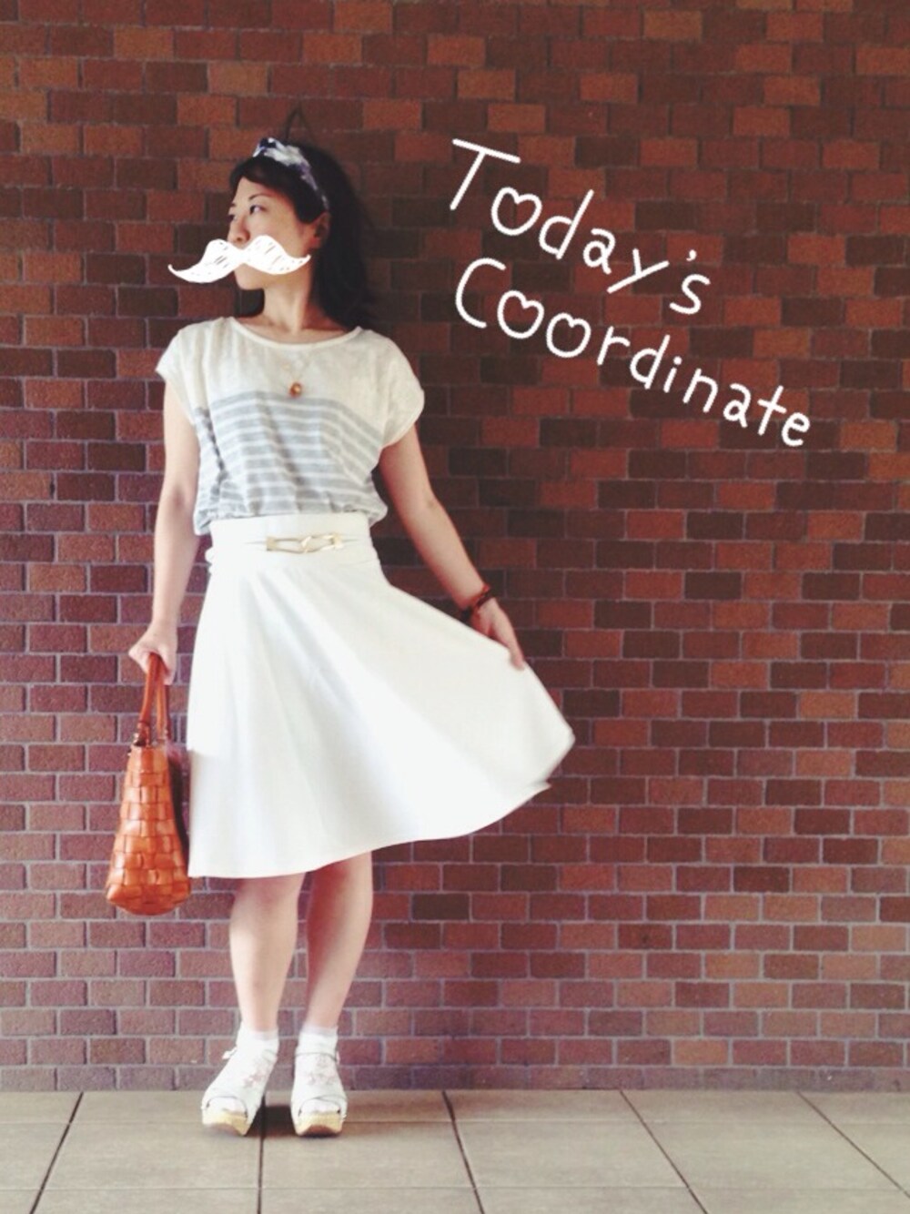 グレー系のTシャツ/カットソー、ホワイト系のサンダル、ブラウン系のショルダーバッグを着用したレディースの夏コーディネートの1枚目の写真