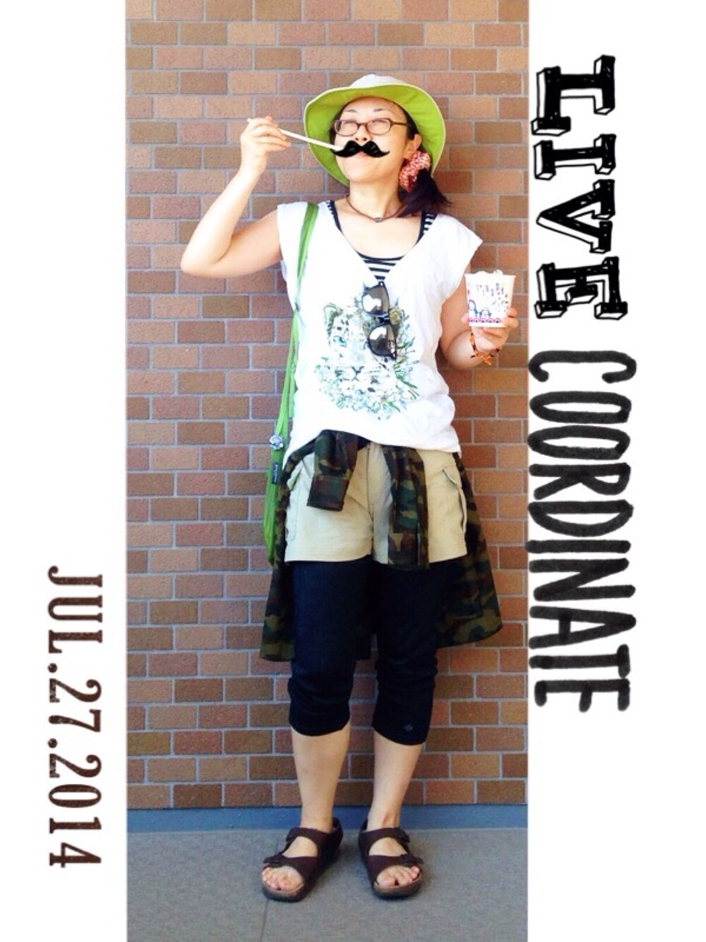 ホワイト系のTシャツ/カットソー、ベージュ系のその他パンツ、その他のシャツ/ブラウスを着用したレディースの夏コーディネートの1枚目の写真