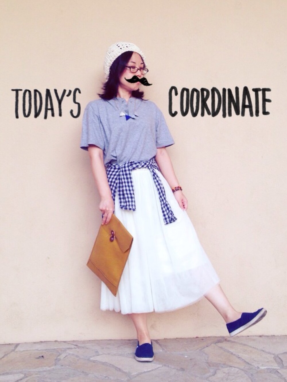 ブルー系のシャツ/ブラウス、ホワイト系のスカート、ブルー系のスニーカーを着用したレディースの夏コーディネートの1枚目の写真