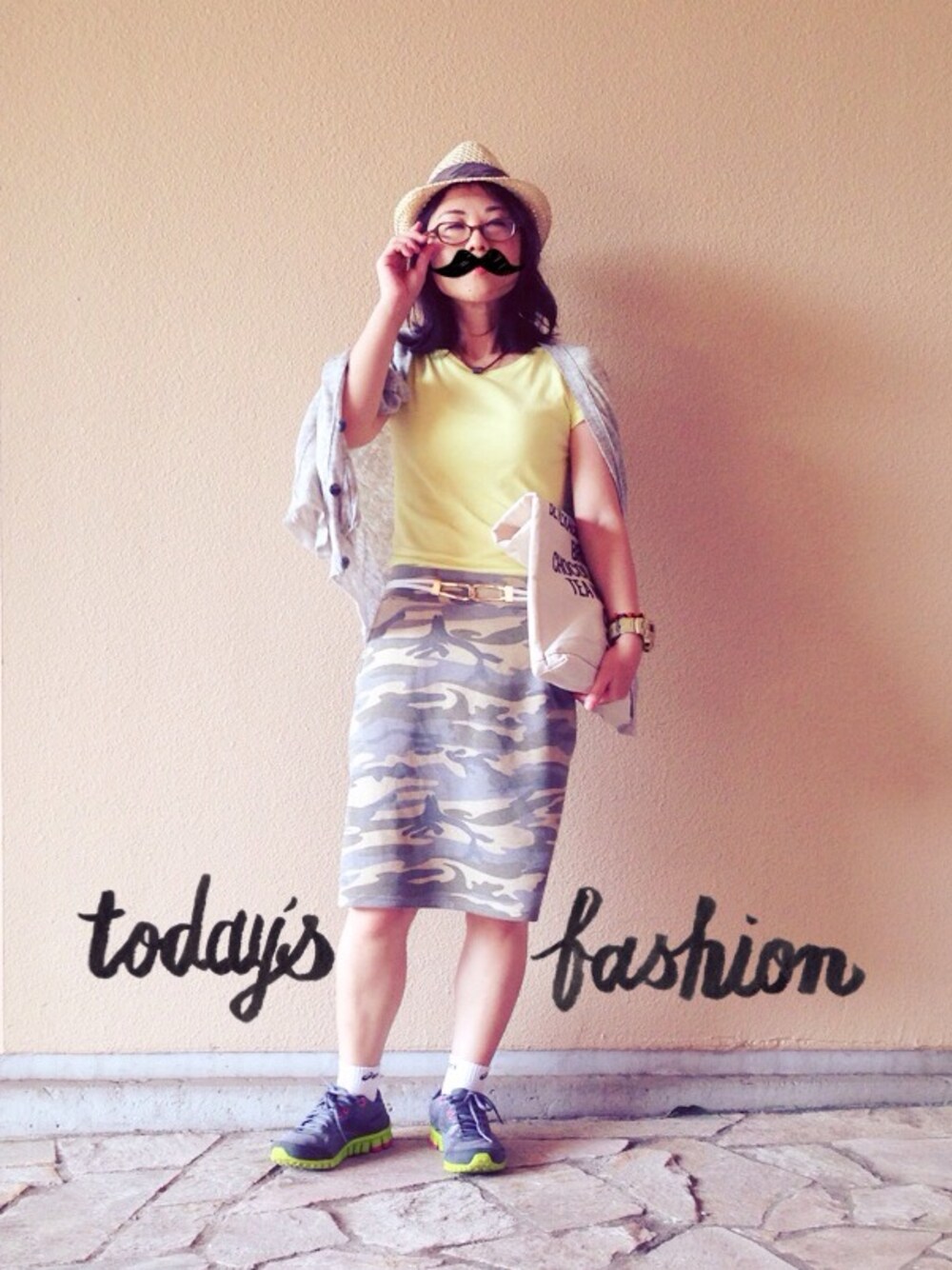 その他のスカート、イエロー系のTシャツ/カットソー、グレー系のカーディガン/ボレロを着用したレディースの夏コーディネートの1枚目の写真