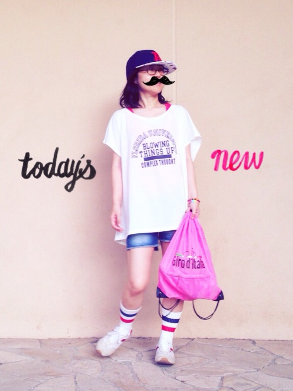 ブルー系のワンピース、ホワイト系のTシャツ/カットソー、ホワイト系のスニーカーを着用したレディースの夏コーディネートの1枚目の写真