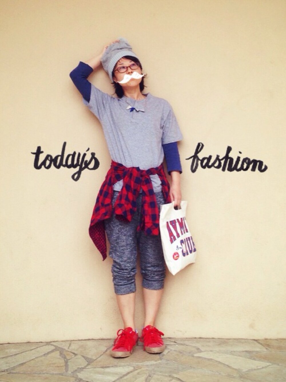 レッド系のシャツ/ブラウス、レッド系のスニーカー、ベージュ系のトートバッグを着用したレディースの秋コーディネートの1枚目の写真