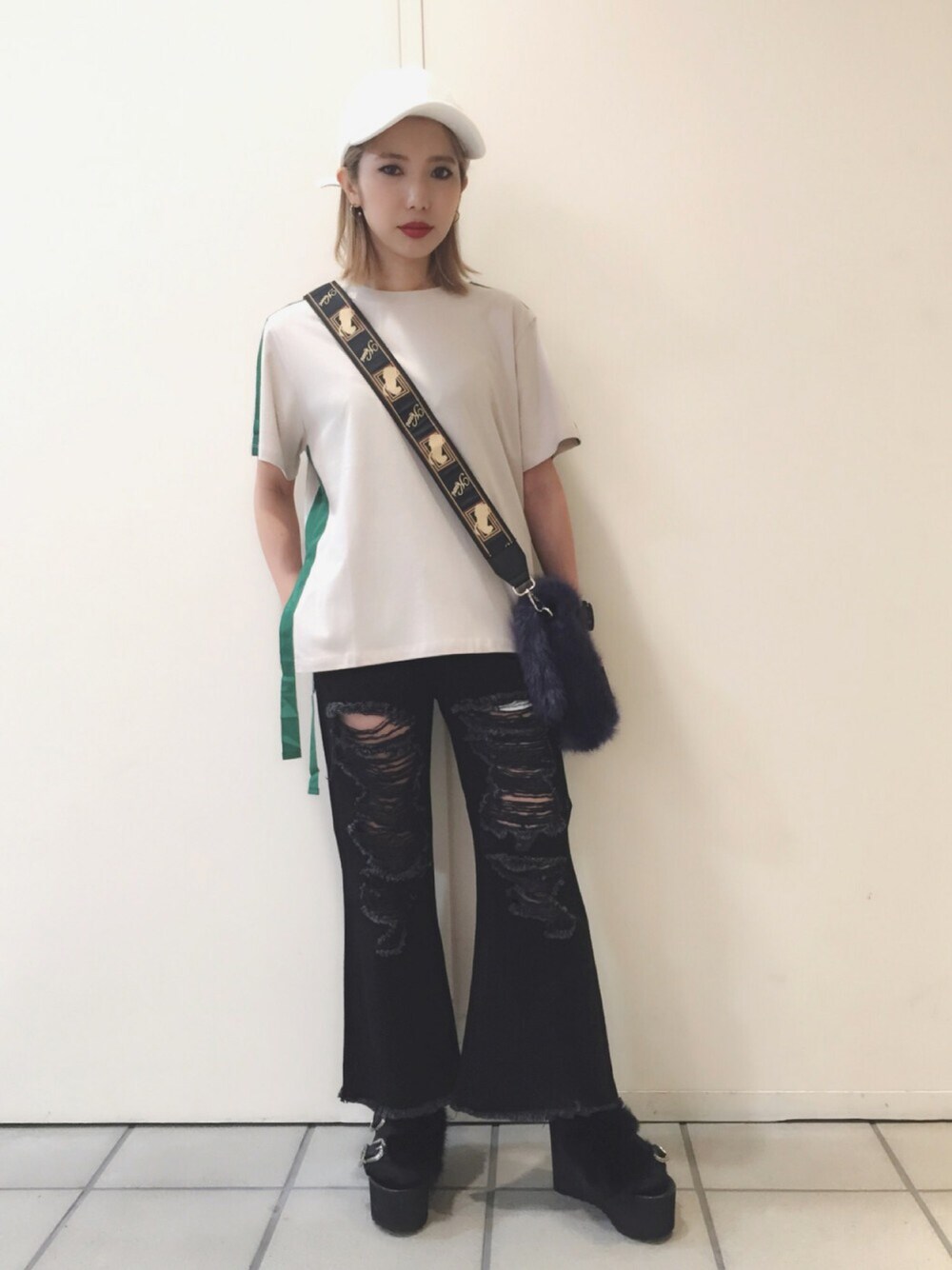 ブラック系のデニムパンツ、グリーン系のTシャツ/カットソー、その他のショルダーバッグを着用したレディースの秋コーディネートの1枚目の写真